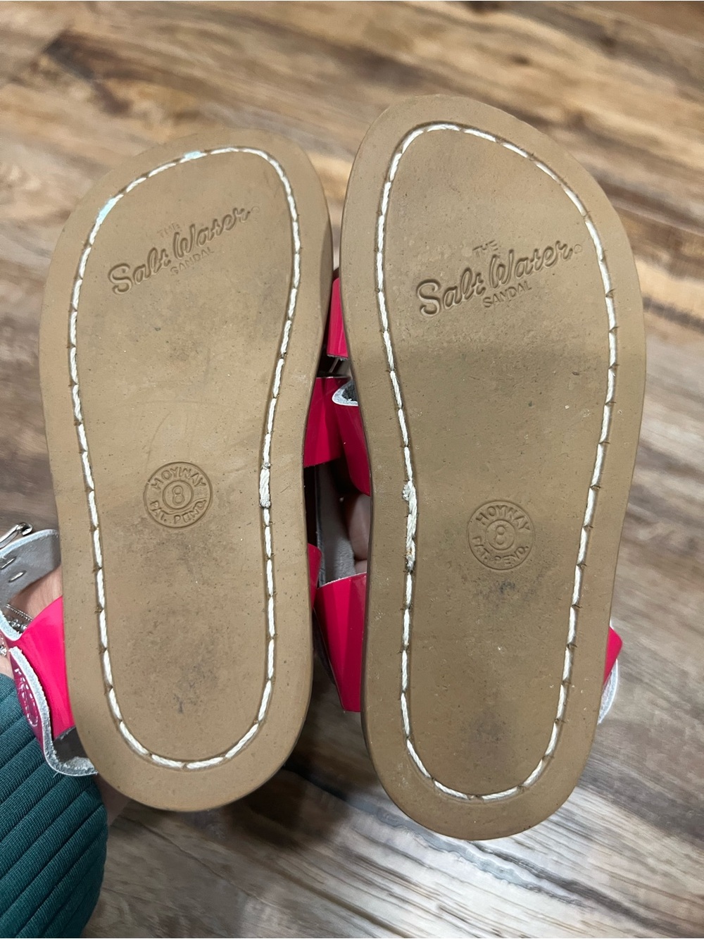 EUC Salt Water Sandals by Hoy Bright Pink Patent Girls' Strappy Sandals - size 8 - Picture 2 of 3